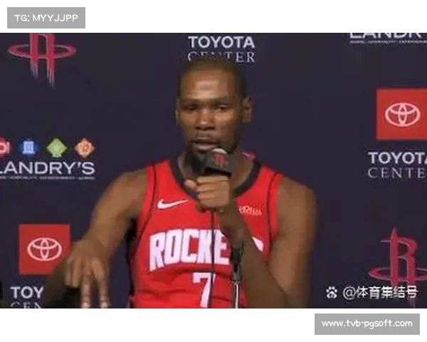 杜兰特替补席焦急与队友交流，火箭第三节完成反超